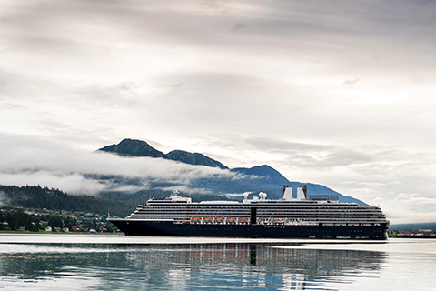 Holland America Line and Princess Cruises ship (© Allen G. - stock.adobe.com)